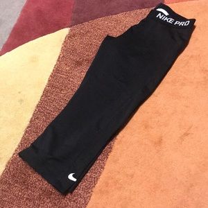 Black Nike Pro Capri / cropped leggings